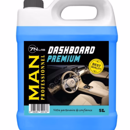 Man nettoyant tableau brillant de bord   de voiture