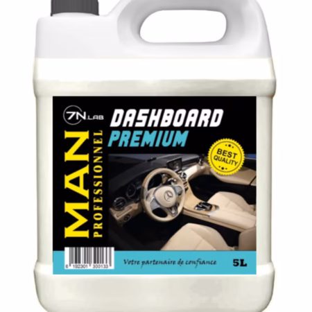 Man Nettoyant tableau brillant de bord   de voiture